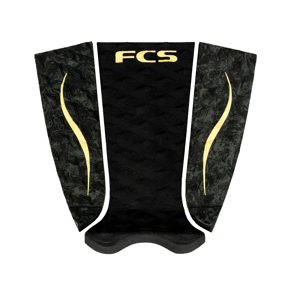 Shapers-Club- Le FCS ECO TRACTION PAD C MOORE est un pad de traction pour planche de surf noir orné de détails texturés et des initiales « FCS » en jaune vif sur le dessus. Conçu avec des panneaux latéraux qui présentent un motif subtil de lignes courbes jaunes, ce produit s'inspire du style dynamique de C Moore. -surfshop-surfboard