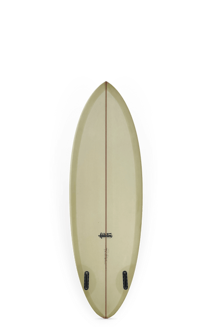 Shapers-Club- La planche de surf Crest, mesurant 5'8" x 20 1/4" x 2 5/8", présente un corps jaune avec une bande centrale rouge, deux boîtiers d'ailerons noirs et un design saisissant sur un fond blanc avec un volume de 33,2 L. -surfshop-surfboard