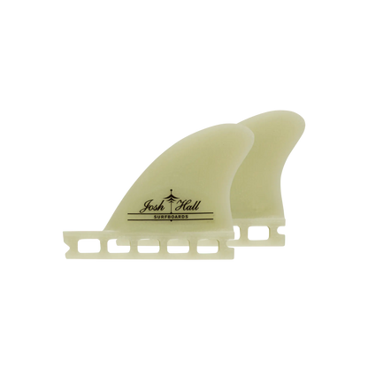Shapers-Club- Deux ailerons de planche de surf translucides affichent élégamment le logo Josh Hall Surfboards, avec un design Single Tab, sur un fond vert uni. Produit : Josh Hall SB (Single Tab). -surfshop-surfboard