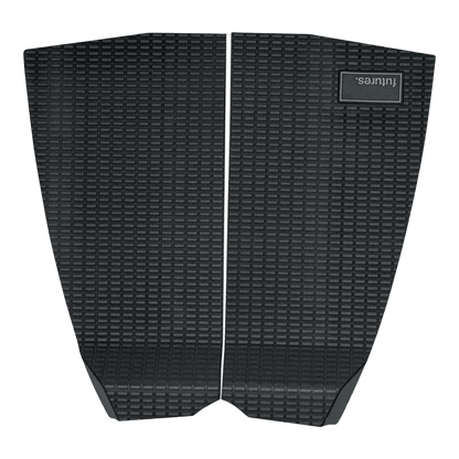 Shapers-Club- Les pads de traction FUTURE - F2P WILDCAT, inspirés de la furtivité d'un chat sauvage, sont de couleur noire avec une étiquette logo rectangulaire sur un pad. Ils sont conçus pour les planches de surf de demain et présentent un motif quadrillé ainsi qu'une petite encoche en bas. -surfshop-surfboard