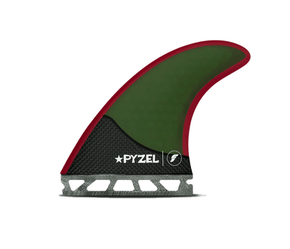 Shapers-Club- Aileron de planche de surf Futures Fins - Pyzel Medium RTM avec un corps noir et vert, mis en valeur par un contour rouge le long du bord incurvé. L'aileron présente un motif en fibre de carbone sur la partie inférieure et affiche le logo Pyzel à côté d'une autre icône sur le côté. Ce design élégant et moderne est compatible avec les configurations RTM moyennes. -surfshop-surfboard