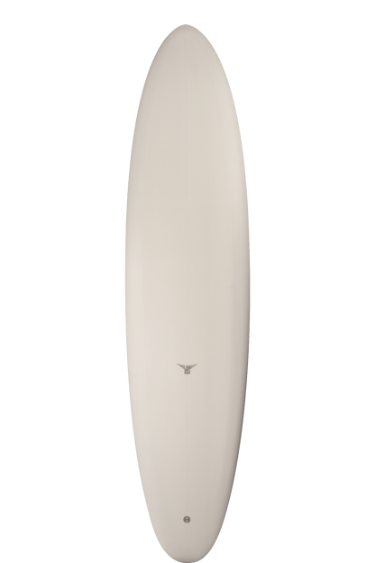Shapers-Club- La planche de surf Liberator, aux dimensions de 8'0" x 22' 3/4" x 2' 13/16", présente un design blanc élégant et un petit logo noir près du centre. Présentée verticalement sur un fond noir uni, ses courbes douces et son style minimaliste sont magnifiquement mis en valeur. -surfshop-surfboard
