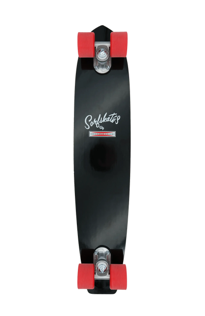 Shapers-Club- Un Gordon & Smith 28" Noir SurfSkate complet comprend une planche noire avec des "Surfskates" en blanc, des roues rouges et fait écho au design classique inspiré de Noir. -surfshop-surfboard