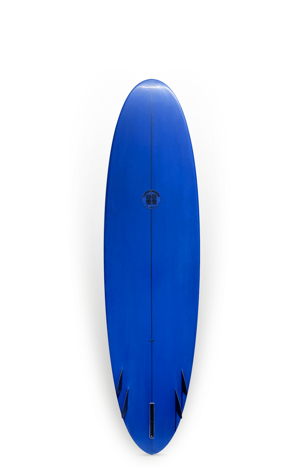 Shapers-Club- La planche de surf Egg 7'0" x 21' 1/4" x 2' 3/4", dotée d'ailerons noirs, est positionnée verticalement sur un fond simple. Elle présente une finition bleu brillant avec un logo près du centre supérieur, soulignant son design élégant. -surfshop-surfboard