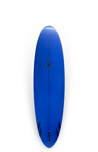 Shapers-Club- La planche de surf Egg 7'0" x 21' 1/4" x 2' 3/4", dotée d'ailerons noirs, est positionnée verticalement sur un fond simple. Elle présente une finition bleu brillant avec un logo près du centre supérieur, soulignant son design élégant. -surfshop-surfboard