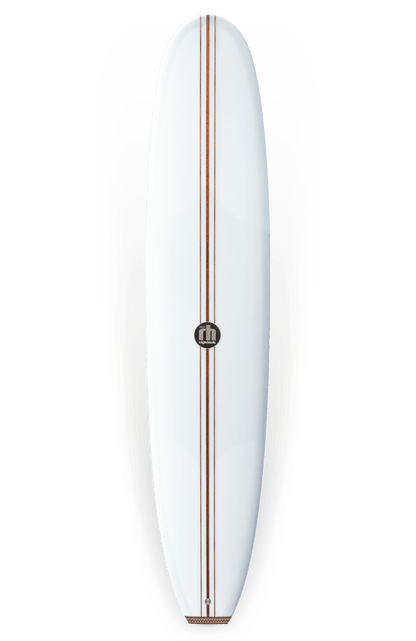 Shapers-Club- La planche de surf Roger Hinds - The Classic 9'6" x 23" x 3' 3/4" présente une forme élégante et profilée. Elle présente un corps blanc avec une seule bande marron centrale qui s'étend dans le sens de la longueur et un logo en forme de cercle marron près du centre supérieur affichant "rh". Cette planche est fabriquée par Roger Hinds, a des bords arrondis et est livrée dans une finition brillante. -surfshop-surfboard