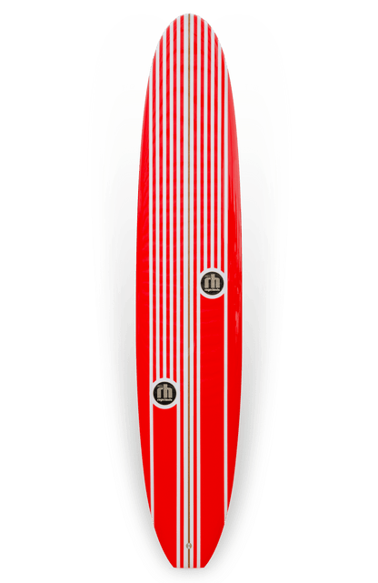 Shapers-Club- Une planche de surf Pinder Hawaii - modèle Joel mesurant 9'7" x 23" x 3' 1/8", ornée d'un motif rayé rouge et blanc avec deux ensembles de bandes blanches verticales sur un fond rouge. Cette planche bien polie a un nez arrondi et présente deux logos Pinder Hawaii noirs et blancs dans la partie centrale, lui donnant une nouvelle apparence. -surfshop-surfboard