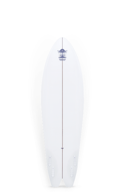Shapers-Club- Une planche de surf blanche en forme de poisson Spoon avec un design en queue de poisson et un logo bleu subtil près du haut, dotée de quatre ailerons. Ses courbes épurées et ses dimensions minimalistes sont inspirées d'un poisson Spoon, mesurant 6'6" x 21' 1/2" x 2' 5/8". -surfshop-surfboard