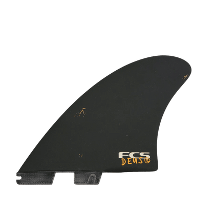 Shapers-Club- Une dérive de planche de surf noire avec des rayures mineures, comportant « FCS - DEUS » imprimé en blanc et orange près de la base, et présentant un design élégant de quille moderne sur un fond transparent. -surfshop-surfboard