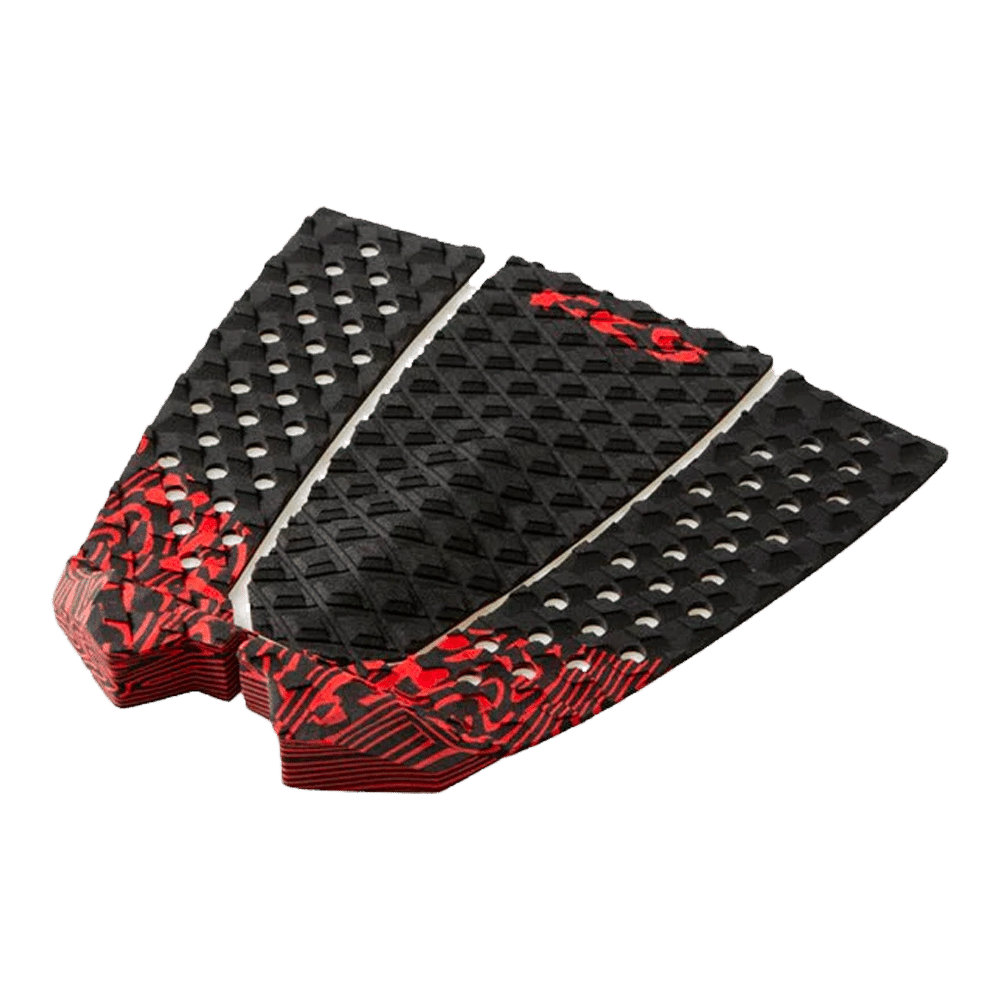 Shapers-Club- Présentation du tapis de traction pour planche de surf Toledo Blood, un accessoire noir et rouge saisissant doté d'un motif en losange texturé avec des trous blancs pour une adhérence optimale. Il présente des accents rouge sang et des motifs décoratifs le long des bords, alliant harmonieusement style et performance. -surfshop-surfboard