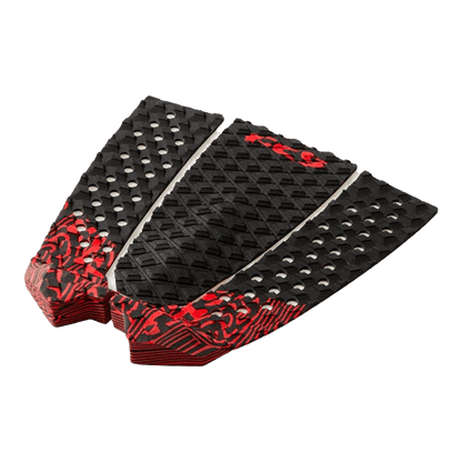 Shapers-Club- Présentation du tapis de traction pour planche de surf Toledo Blood, un accessoire noir et rouge saisissant doté d'un motif en losange texturé avec des trous blancs pour une adhérence optimale. Il présente des accents rouge sang et des motifs décoratifs le long des bords, alliant harmonieusement style et performance. -surfshop-surfboard