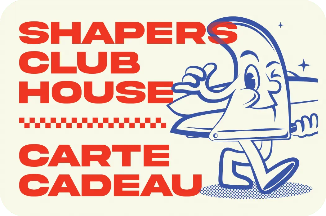 Shapers-Club- Une illustration colorée présente un texte rouge en gras indiquant « SHAPERS CLUB HOUSE » et « Carte cadeau en ligne ». Un personnage de dessin animé bleu avec une planche de surf sourit et lève le pouce, avec des lignes décoratives séparant le texte. -surfshop-surfboard