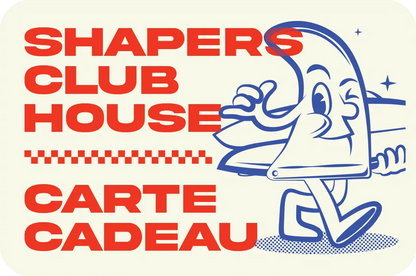 Shapers-Club- Une illustration colorée présente un texte rouge en gras indiquant « SHAPERS CLUB HOUSE » et « Carte cadeau en ligne ». Un personnage de dessin animé bleu avec une planche de surf sourit et lève le pouce, avec des lignes décoratives séparant le texte. -surfshop-surfboard