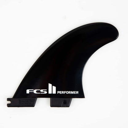 Shapers-Club- Aileron noir FCS II Performer (flexible en verre) pour planche de surf, présenté sur un fond blanc. L'aileron présente une forme lisse et incurvée avec l'inscription « FCS II Performer » en blanc sur la partie inférieure. La base de l'aileron présente une section crantée pour une fixation facile à une planche de surf, ce qui en fait un composant idéal du tri set. -surfshop-surfboard