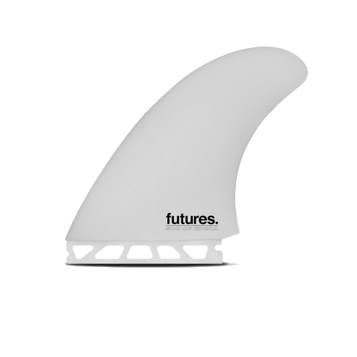 Shapers-Club- Un aileron de planche de surf blanc de la marque « Futures », baptisé Son of Cobra Twin Gris, porte le texte « RTM HEX GFC CARBON » sous le nom de la marque. La partie inférieure de sa conception comprend une découpe qui améliore à la fois sa structure légère et durable. -surfshop-surfboard