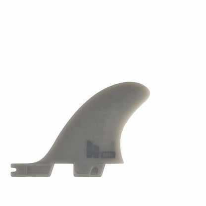 Shapers-Club- Le FCS II - MARK RICHARD - TWIN + STABILISER (Neo Glass Eco) est un aileron de planche de surf translucide au design incurvé et à la base rectangulaire, photographié sur un fond blanc. Il intègre parfaitement la technologie FCS II pour des performances supérieures. -surfshop-surfboard