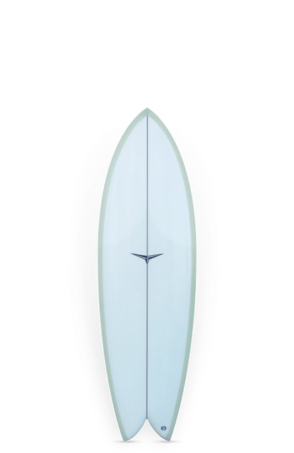 Shapers-Club- Une planche de surf bleu clair Glass Fish II, mesurant 5'10" x 21" x 2 3/4", avec un nez pointu et une queue d'aronde, est photographiée debout sur un fond uni. -surfshop-surfboard