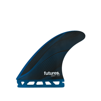 Shapers-Club- Un aileron de planche de surf R6 RTM unique de la série Legacy, présentant un design élégant en forme de vague en noir et bleu, repose sur un fond vert uni. Il comporte le texte « futures. LEGACY R6 ALL » en blanc et arbore une forme de râteau de poussée pour des performances améliorées, fabriquée avec la technologie en nid d'abeille. -surfshop-surfboard