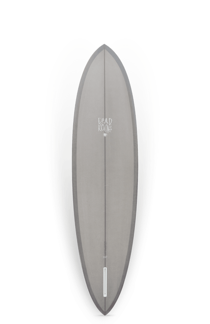 Shapers-Club- La planche de surf « Hellhound » de Dead Kooks présente un design gris élégant, avec un nez pointu et une queue arrondie. La vue de dessus minimaliste met en valeur le nom de la marque et affiche un contour ombré créant un effet subtil en forme de cœur. Dimensions : 7'6" x 21' 17/20" x 3". -surfshop-surfboard
