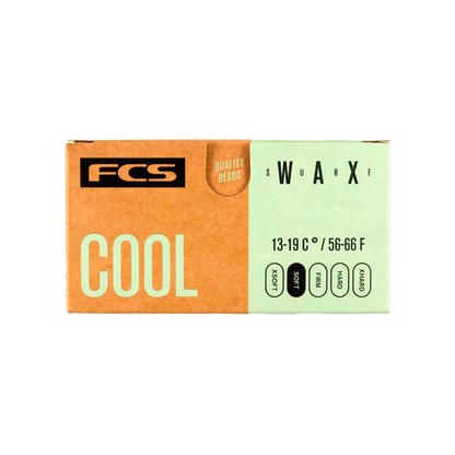 Shapers-Club- L'image présente une boîte étiquetée « FCS - Wax - Cool » avec le texte « FCS », « COOL » et « SWARF ». Des détails supplémentaires incluent « PERLES DE QUALITÉ », des plages de température de « 13-19°C / 56-66°F » et des options telles que « EXOSS », « MIDI », « ISO » et « GRUB GROOVE ». La boîte, présentant un mélange de teintes marron et bleu clair, comprend également -surfshop-surfboard