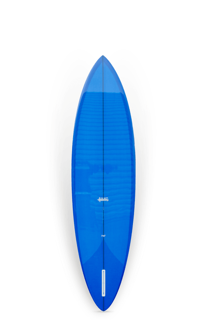 Shapers-Club- Vue aérienne de la planche de surf bleue élégante de 6'1" Topper avec un nez pointu et une queue effilée. Elle a une finition brillante et un logo blanc près du nez, sur un fond sombre uni. -surfshop-surfboard
