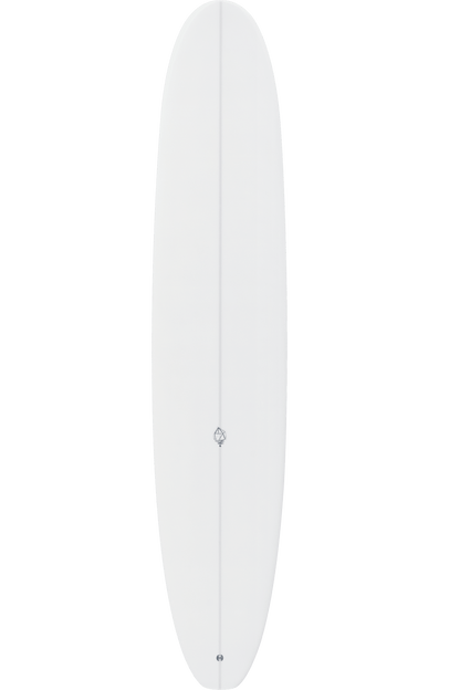 Shapers-Club- La planche de surf longboard Dead Kooks - Guerrero 9'6" x 23" x 3" présente un design blanc épuré avec une fine ligne centrale allant du haut vers le bas. Un petit logo Dead Kooks est placé avec goût le long de la ligne près du milieu de la planche. Il présente des bords lisses et une finition élégante. -surfshop-surfboard