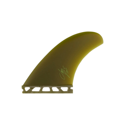 Shapers-Club- L'aileron de planche de surf McCallum Raked QD (Single Tab) présente une couleur vert olive avec une teinte jaunâtre et une base texturée, mettant en valeur la signature McCallum près de son centre, sur un fond uni pour souligner sa forme élégante. -surfshop-surfboard