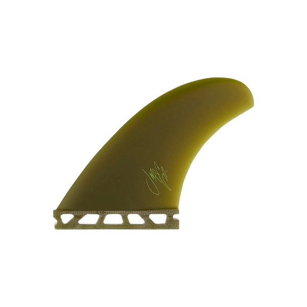 Shapers-Club- L'aileron de planche de surf McCallum Raked QD (Single Tab) présente une couleur vert olive avec une teinte jaunâtre et une base texturée, mettant en valeur la signature McCallum près de son centre, sur un fond uni pour souligner sa forme élégante. -surfshop-surfboard