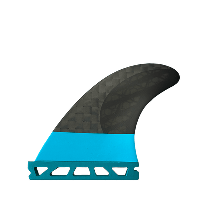 Shapers-Club- Aileron de planche de surf fabriqué avec une partie supérieure en fibre de carbone noire et une partie inférieure turquoise vibrante, orné d'un motif géométrique en treillis complexe à la base sur un fond vert uni. Ce design élégant est parfait pour les passionnés du Futures - F4 Blackstix 3.0 - Carbon, offrant à la fois style et performance. -surfshop-surfboard
