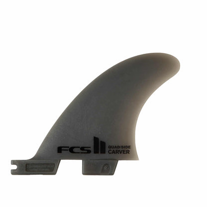 Shapers-Club- L'aileron de planche de surf FCS II - Carver - Quad Side Rear Byte, fabriqué en matériau Neo Glass Eco de couleur gris fumé, comporte des étiquettes de texte noires « FCS » et « QUAD/SIDE CARVER ». Il a une forme incurvée et profilée avec un mécanisme de fixation à sa base pour le fixer à une planche de surf. -surfshop-surfboard