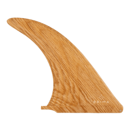 Shapers-Club- L'aileron de surf Prima Wood 8,5" Single, doté d'un design élégant et incurvé avec un léger grain naturel, est présenté sur un fond vert. Près de la base de l'aileron, un petit logo blanc avec le texte "PRIMA" et un symbole d'étoile peut être vu. -surfshop-surfboard