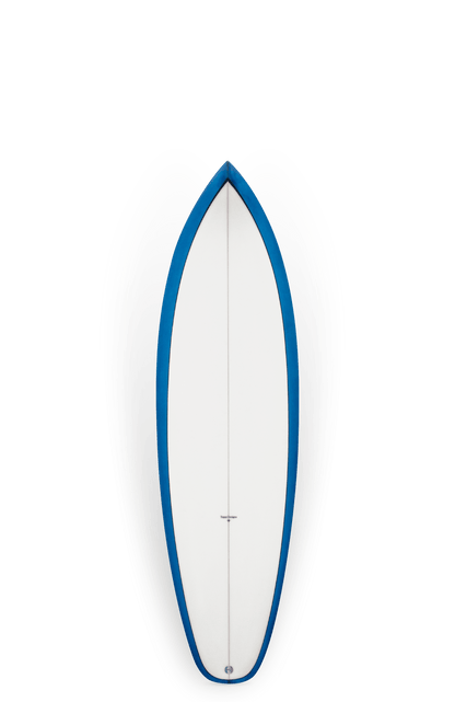 Shapers-Club- La planche de surf « Scream » mesure 1,83 m x 5,8 m x 7,5 m, avec un dessus blanc, un contour bleu et deux ailerons visibles en dessous. Sa position verticale projette des ombres des deux côtés sur un fond uni, soulignant ses dimensions précises. -surfshop-surfboard