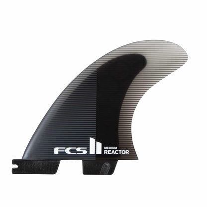 Shapers-Club- Un aileron de planche de surf FCS II - Reactor - Thruster (Performance Core) unique aux nuances noires et translucides est présenté sur un fond blanc uni. L'aileron présente un design dégradé avec des lignes horizontales qui passent en douceur du noir au gris clair et clair. La base affiche bien en évidence le logo FCS et les mots « MEDIUM REACTOR ». -surfshop-surfboard