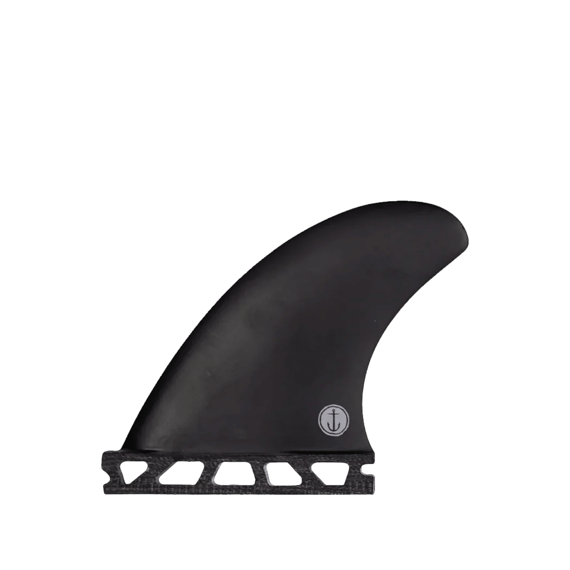 Shapers-Club- Le FCS - DEUS - Modern Keel - Twin est un aileron de planche de surf noir au design élégant et incurvé avec un petit symbole d'ancre près de la base. Sa base présente un motif géométrique découpé à des fins de fixation et il bénéficie d'un fond de quille moderne qui est transparent. -surfshop-surfboard