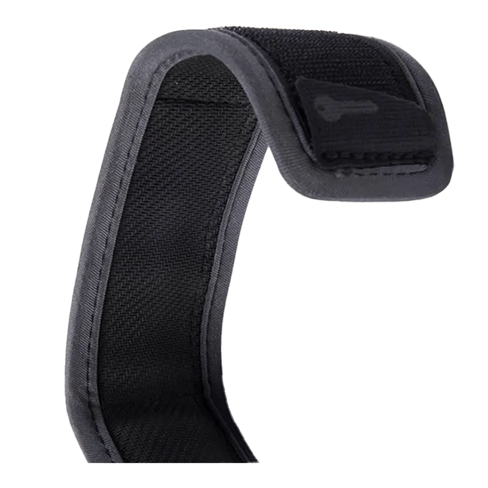 Shapers-Club- Gros plan d'une sangle en tissu noir du 6.0 COMP LEASH SURF GRIP, dotée d'une fermeture velcro et ressemblant à une leash de surf, légèrement courbée pour former une courbe sur fond blanc. Les bords sont renforcés pour une prise en main sûre, avec une petite languette visible à l'extrémité. -surfshop-surfboard