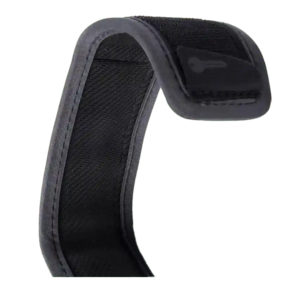 Shapers-Club- Gros plan d'une sangle en tissu noir du 6.0 COMP LEASH SURF GRIP, dotée d'une fermeture velcro et ressemblant à une leash de surf, légèrement courbée pour former une courbe sur fond blanc. Les bords sont renforcés pour une prise en main sûre, avec une petite languette visible à l'extrémité. -surfshop-surfboard
