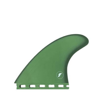 Shapers-Club- Un aileron de planche de surf Futures - Pancho Control Series - Thruster vert est présenté sur un fond vert uni. L'aileron présente une surface texturée et un petit logo Futures blanc avec une lettre stylisée « F » près du bas. La base de cet aileron Thruster a une conception fendue pour le fixer à une planche de surf. -surfshop-surfboard