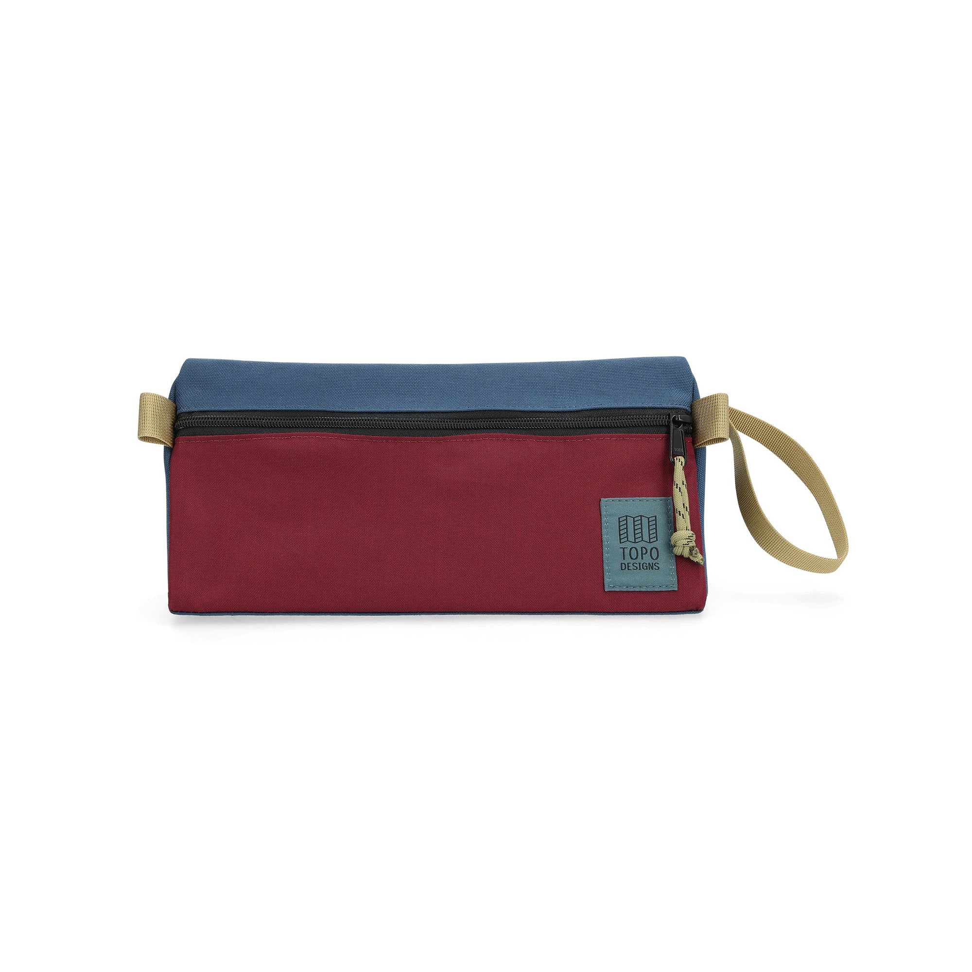 Shapers-Club- Le sac TOPO - Dopp Kit en denim foncé / bordeaux est un sac rectangulaire au design bicolore, présentant une partie supérieure en denim foncé et une partie inférieure bordeaux. Il est doté d'une fermeture éclair noire avec une languette beige et d'une poignée en boucle beige sur le côté. Le devant présente un petit patch vert avec le logo de la marque « TOPO Designs ». -surfshop-surfboard