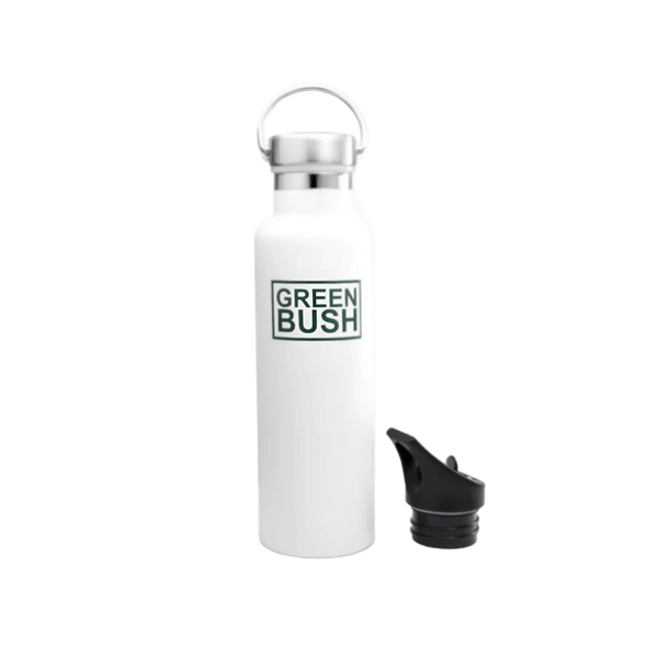 Shapers-Club- La GOURDE GREENBUSH - STANDARD - 621ML présente un élégant design en acier blanc, affichant bien en évidence « GREEN BUSH » en lettres vertes et surmonté d'un élégant bouchon argenté. À côté se trouve un couvercle à vis noir avec un bec verseur. Cette bouteille d'eau sophistiquée est idéale pour les personnes qui apprécient à la fois le style et la fonctionnalité sur fond blanc uni. -surfshop-surfboard