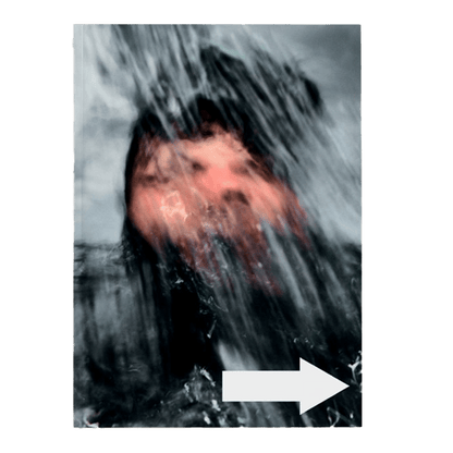 Shapers-Club- Un visage flou derrière une cascade d'eau capture l'excitation du surf, avec une flèche blanche vers la droite en dessous - une scène évocatrice d'ACID MAGAZINE - N°6 - WHATEVER SURFING MEANS. -surfshop-surfboard