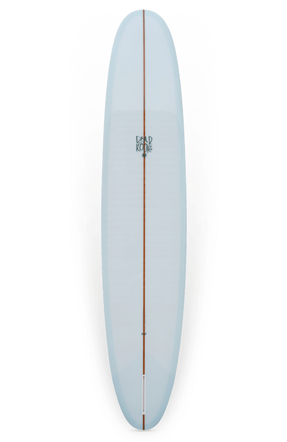 Shapers-Club- Une planche de surf Casbah de Dead Kooks, mesurant 9'6" x 22' 3/4" x 2' 3/4", avec une couleur bleu clair avec une corde en bois descendant au centre et ornée du logo Dead Kooks au milieu près du haut. -surfshop-surfboard