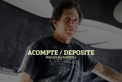 Shapers-Club- Dans une pièce faiblement éclairée, une personne en t-shirt sombre regarde la caméra. Les mots « Acompte deposite - Campbell Brothers » ressortent bien, évoquant l'héritage légendaire des frères Campbell. -surfshop-surfboard