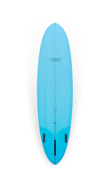 Shapers-Club- Une planche de surf Roger Hinds - Tamago 7'6" x 22" x 2' 7/8", présentant une forme ovale profilée vue de dessus, peinte en bleu. La planche comprend deux ailerons noirs à l'arrière et un petit autocollant ou logo près du centre supérieur. Son design distinctif est mis en valeur sur un fond blanc uni. -surfshop-surfboard