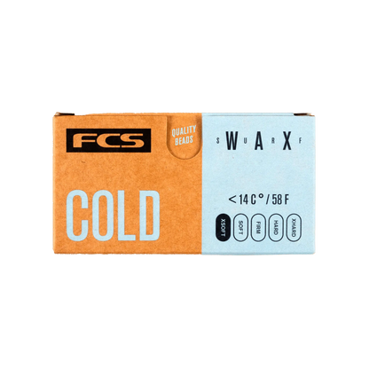 Shapers-Club- Une boîte rectangulaire de FCS - Cire - Froide étiquetée « FROID » en grandes lettres blanches sur fond bleu clair et marron. La boîte indique qu'elle convient aux températures inférieures à 14°C ou 58°F et comporte les mots « PERLES DE QUALITÉ » et « SWARXF ». -surfshop-surfboard