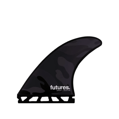 Shapers-Club- Un aileron de planche de surf Futures noir unique avec un motif camouflage et une petite base transparente. Le mot « futures » est imprimé en blanc en bas, avec « JORDY LARGE » en dessous, indiquant son inclusion dans l'ensemble Jordy Signature Thruster. -surfshop-surfboard