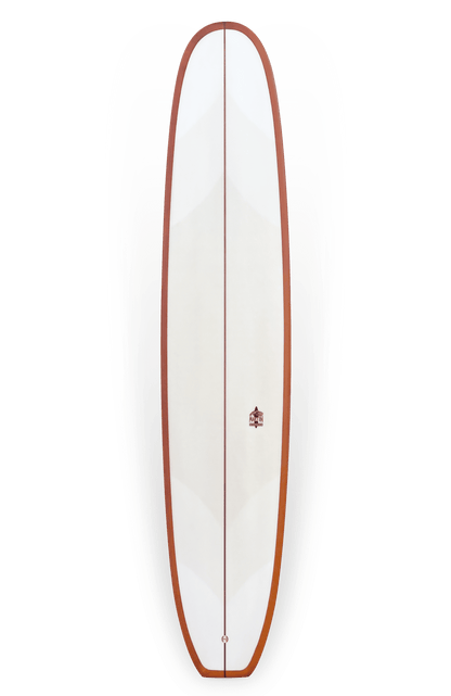 Shapers-Club- La planche de surf longboard Free Jane 9'4" x 23' 1/2" x 2' 7/8" est présentée, avec un pont blanc, des rails orange et une corde en bois au centre avec un petit logo Free Jane près du milieu. Son design épuré et simple met en valeur le style de tout amateur de surf. -surfshop-surfboard