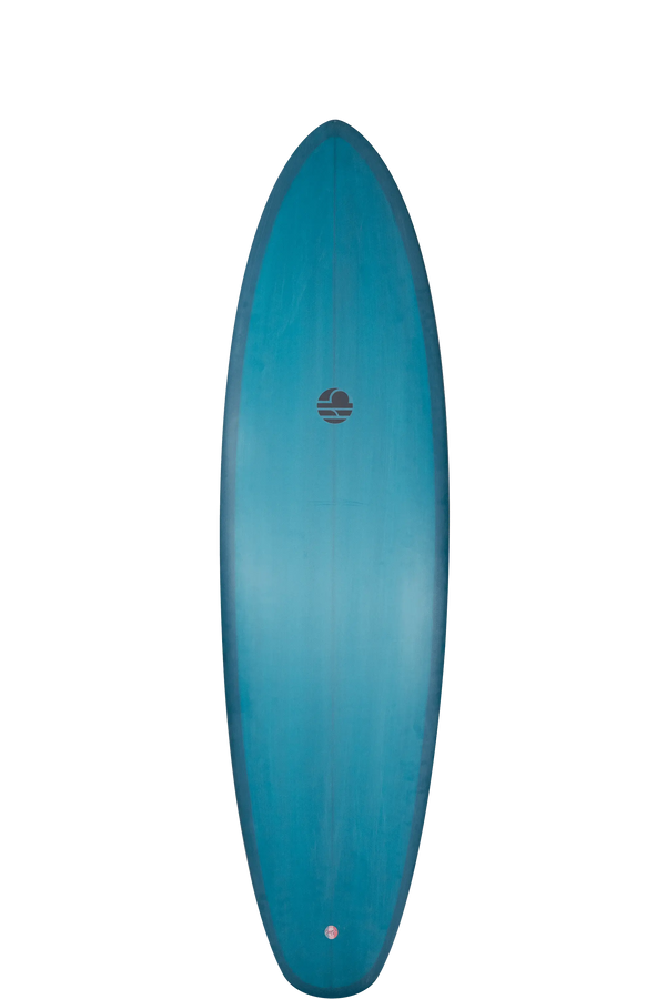 Shapers-Club- Le Mitsven Bonzer egg est une planche de surf de 6'10" x 21' 3/4" x 2' 3/4" présentant un design bleu épuré et minimaliste avec un petit logo central et des bords plus foncés pour un effet d'ombre, idéal pour le surf avec sa forme ovale effilée standard. -surfshop-surfboard