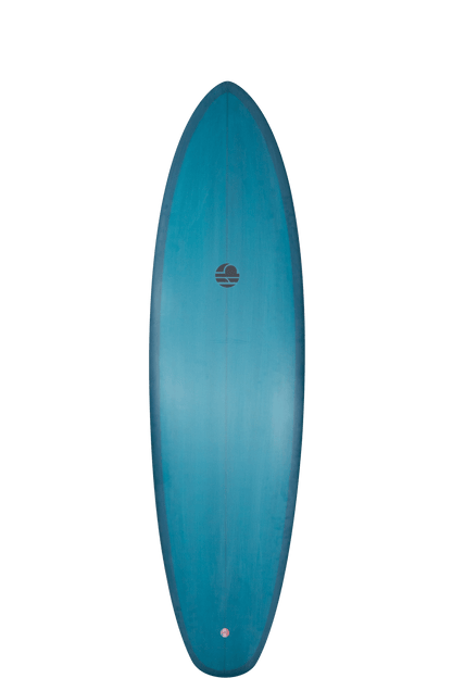 Shapers-Club- Le Mitsven Bonzer egg est une planche de surf de 6'10" x 21' 3/4" x 2' 3/4" présentant un design bleu épuré et minimaliste avec un petit logo central et des bords plus foncés pour un effet d'ombre, idéal pour le surf avec sa forme ovale effilée standard. -surfshop-surfboard