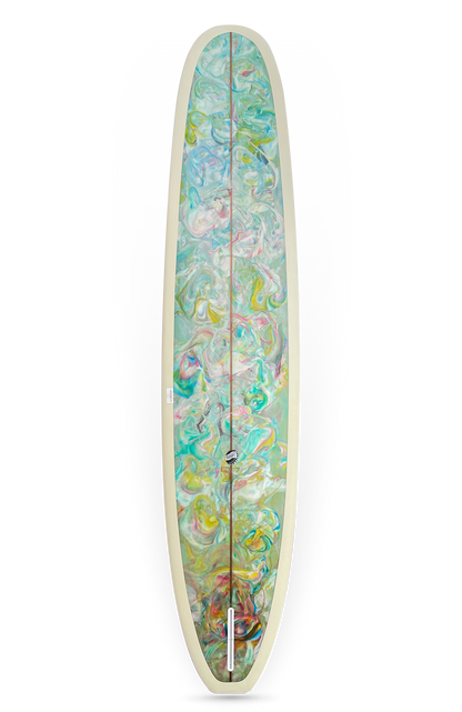 Shapers-Club- La planche de surf « Keeper 2 » présente un motif tourbillonnant psychédélique vert, bleu, jaune et rose avec une seule dérive et un contour blanc. Elle se dresse debout sur un fond uni avec des dimensions de 9'4" x 22' 7/8" x 2' 7/8", invitant à l'admiration et à la curiosité. -surfshop-surfboard