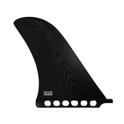 Shapers-Club- L'aileron simple Roger Hinds - Apex - 10,5" de la série NVS Apex est un aileron de planche de surf noir au design incurvé et élégant. Il comporte six trous circulaires près de la base pour le montage et présente une texture subtile avec le nom de la marque imprimé en blanc près de la base. Le fond est transparent, mettant en valeur un savoir-faire rappelant Roger Hinds. -surfshop-surfboard